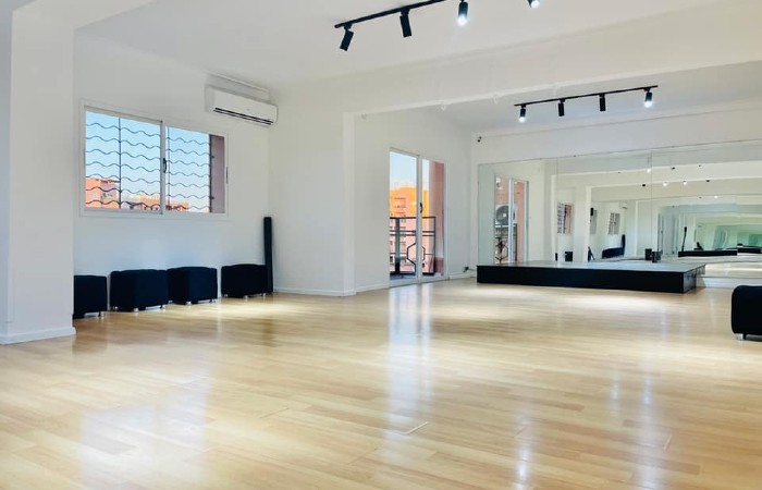 Parquet, miroirs et lumière naturelle dans la salle d’Andrade Studio à Marrakech